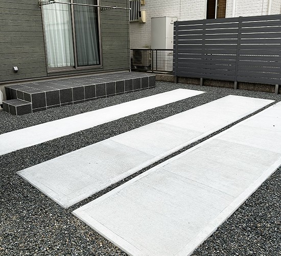 段差のある庭を駐車場にリフォーム工事!お子様の将来も考えた設計です!