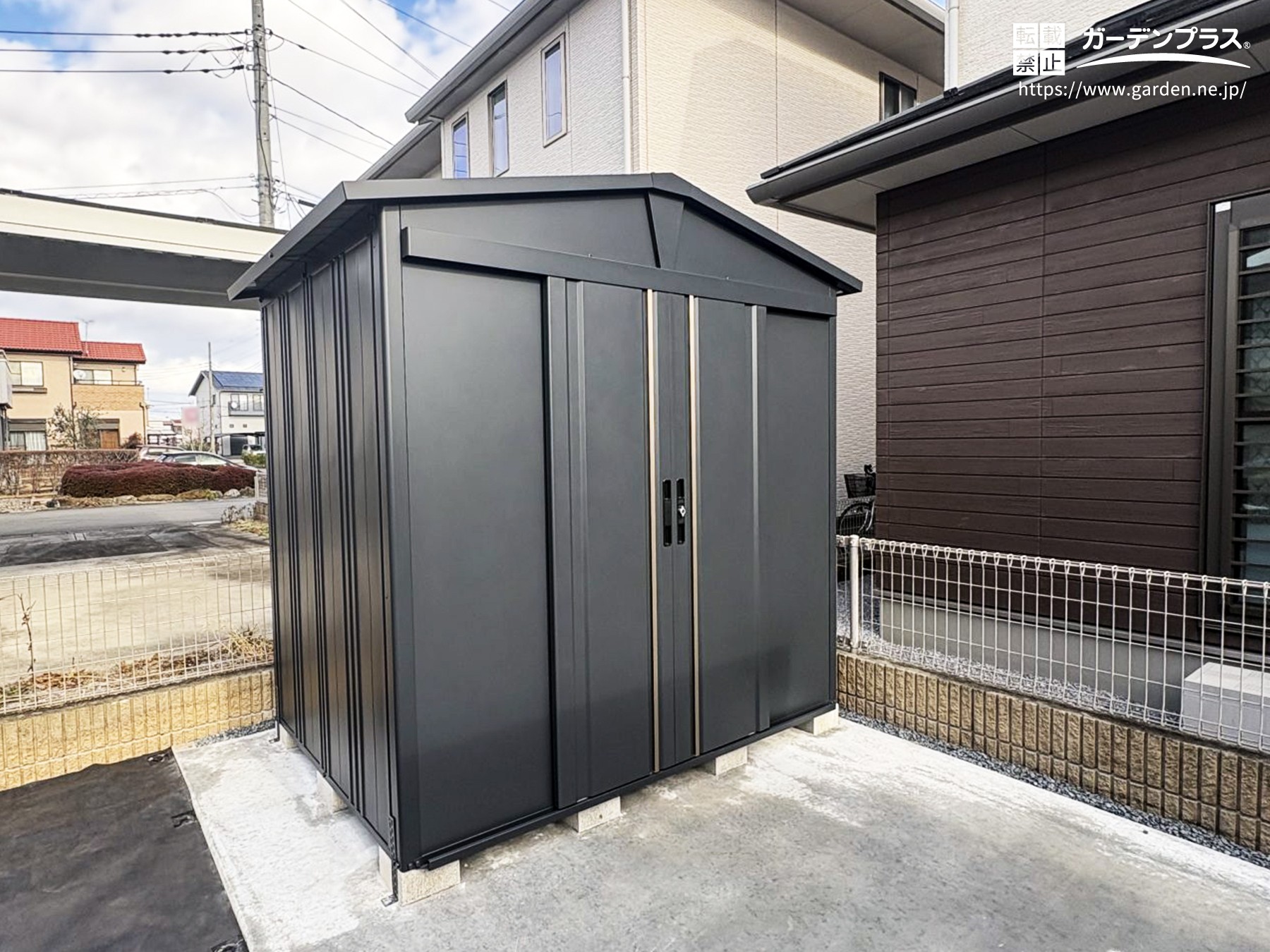 三角屋根の可愛らしくおしゃれな物置