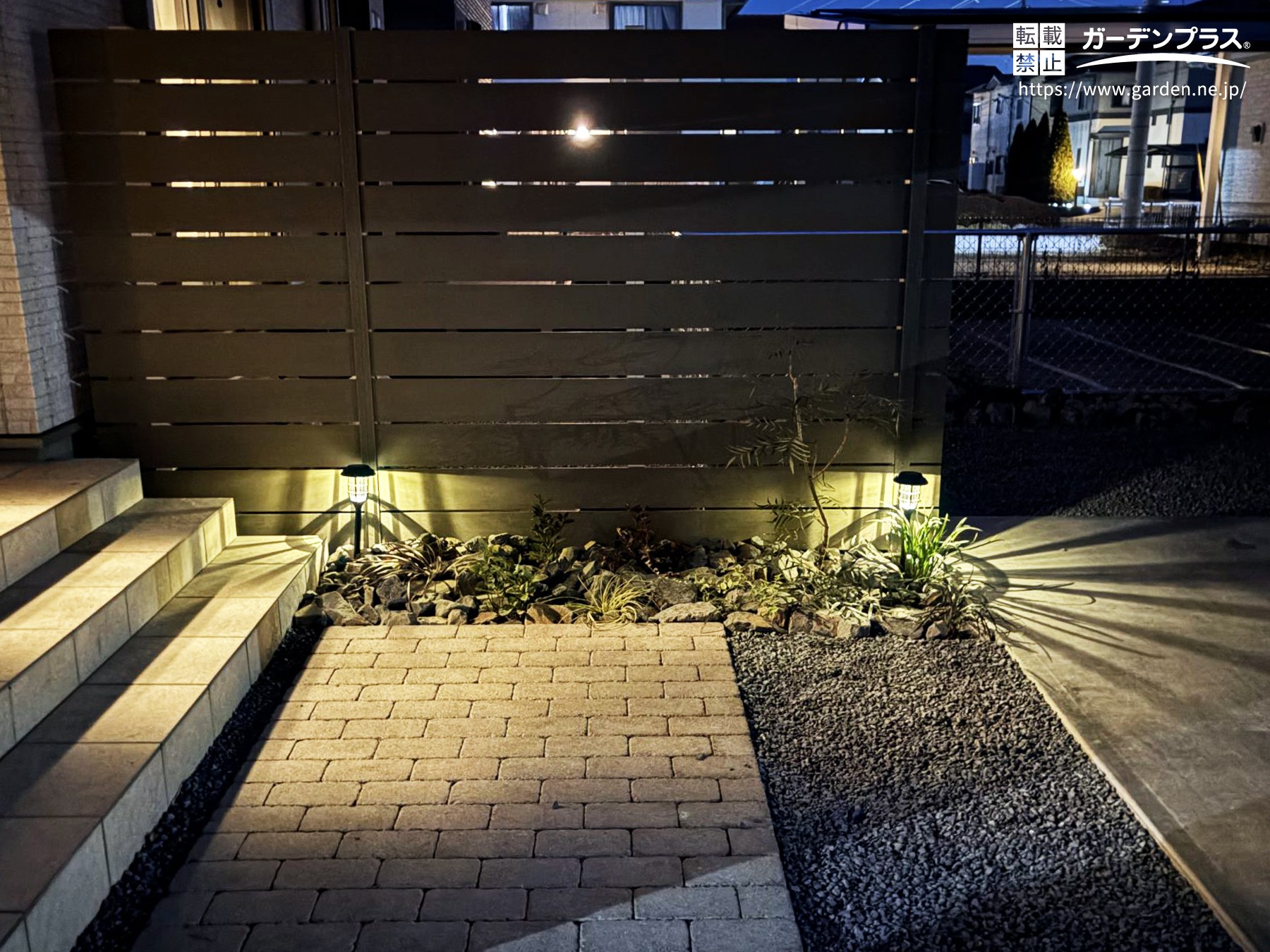 玄関前の目隠しフェンス下に設置したソーラーライト