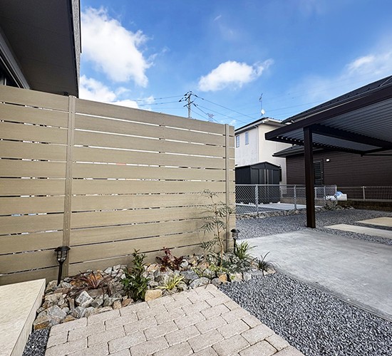 天然芝の管理を卒業！愛犬が喜ぶ庭へのリフォーム工事