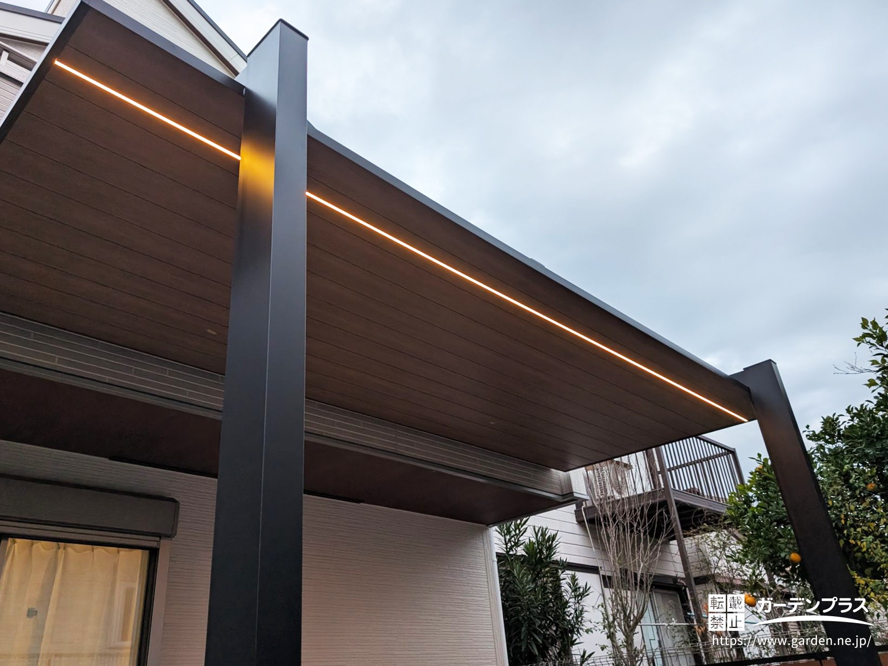 夜のお庭も楽しめるラインライト