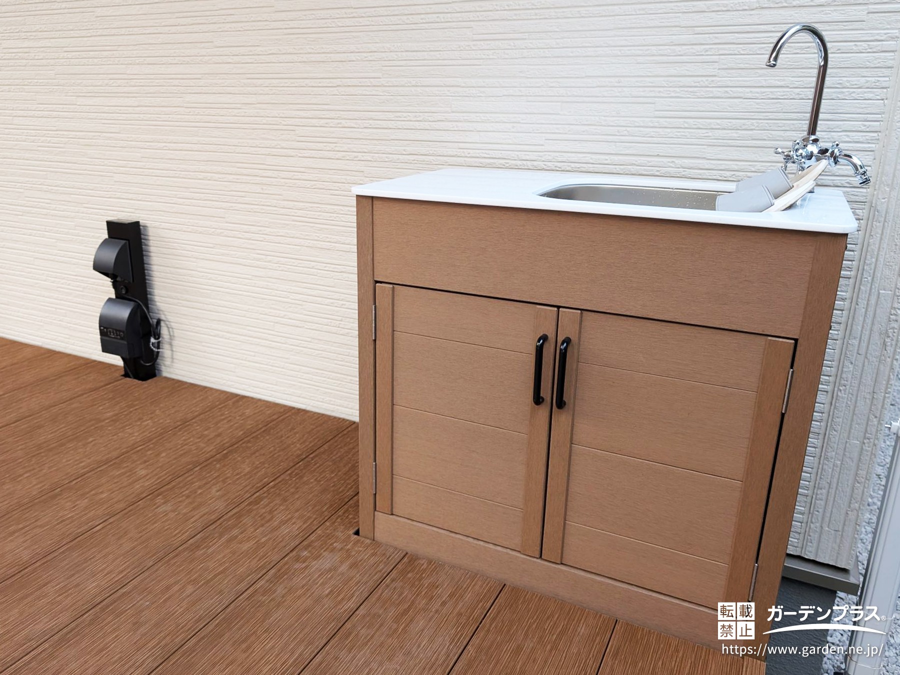 手洗いや食材を洗える木目調のガーデンシンク