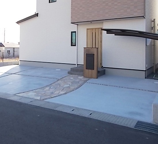 「ただいま」が楽しみになる外構！曲線のアプローチがポイントとなる新築外構をご紹介