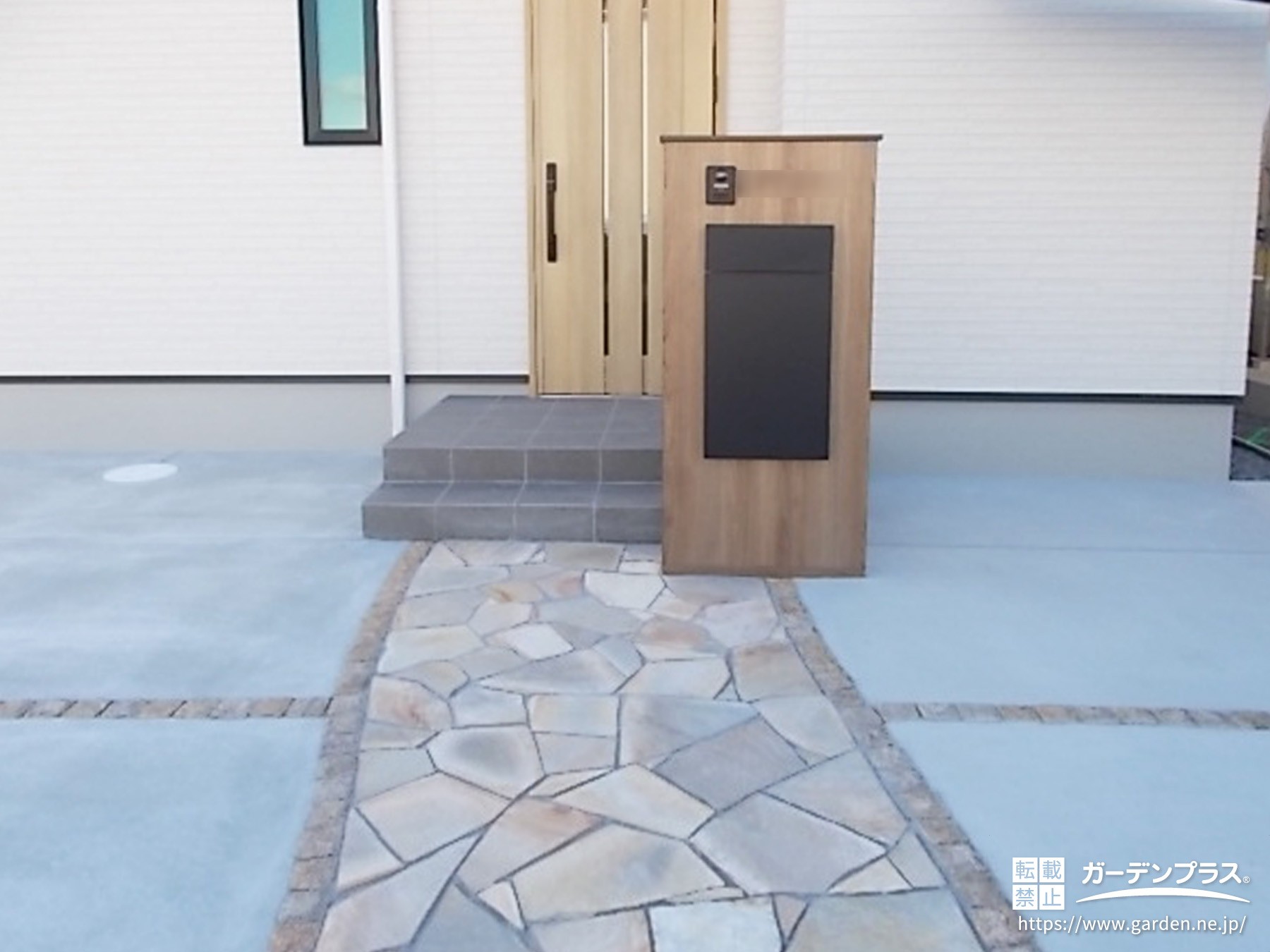 木目調がナチュラルな機能門柱