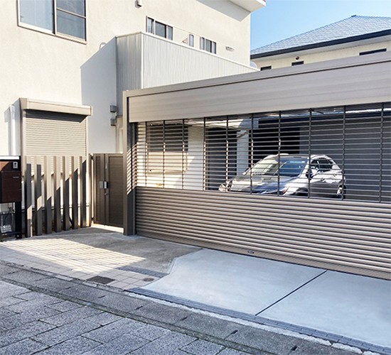 防犯重視のシャッターゲートでつくるクローズ外構の施工事例