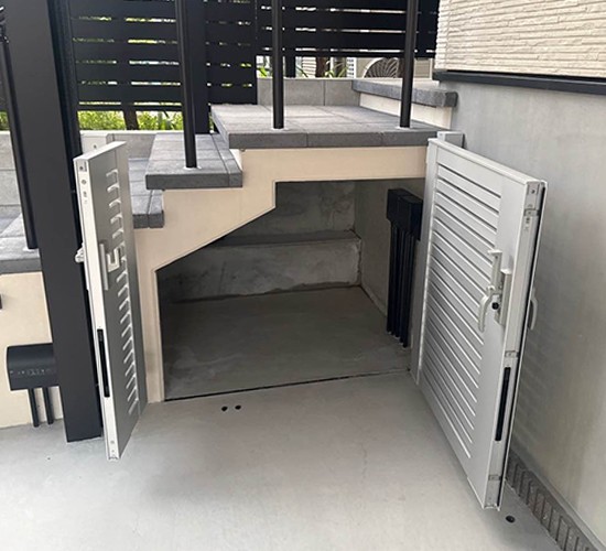 屋外のタイヤ収納庫を階段の下に！おしゃれな浮き階段が魅力の収納付き玄関アプローチの施工例