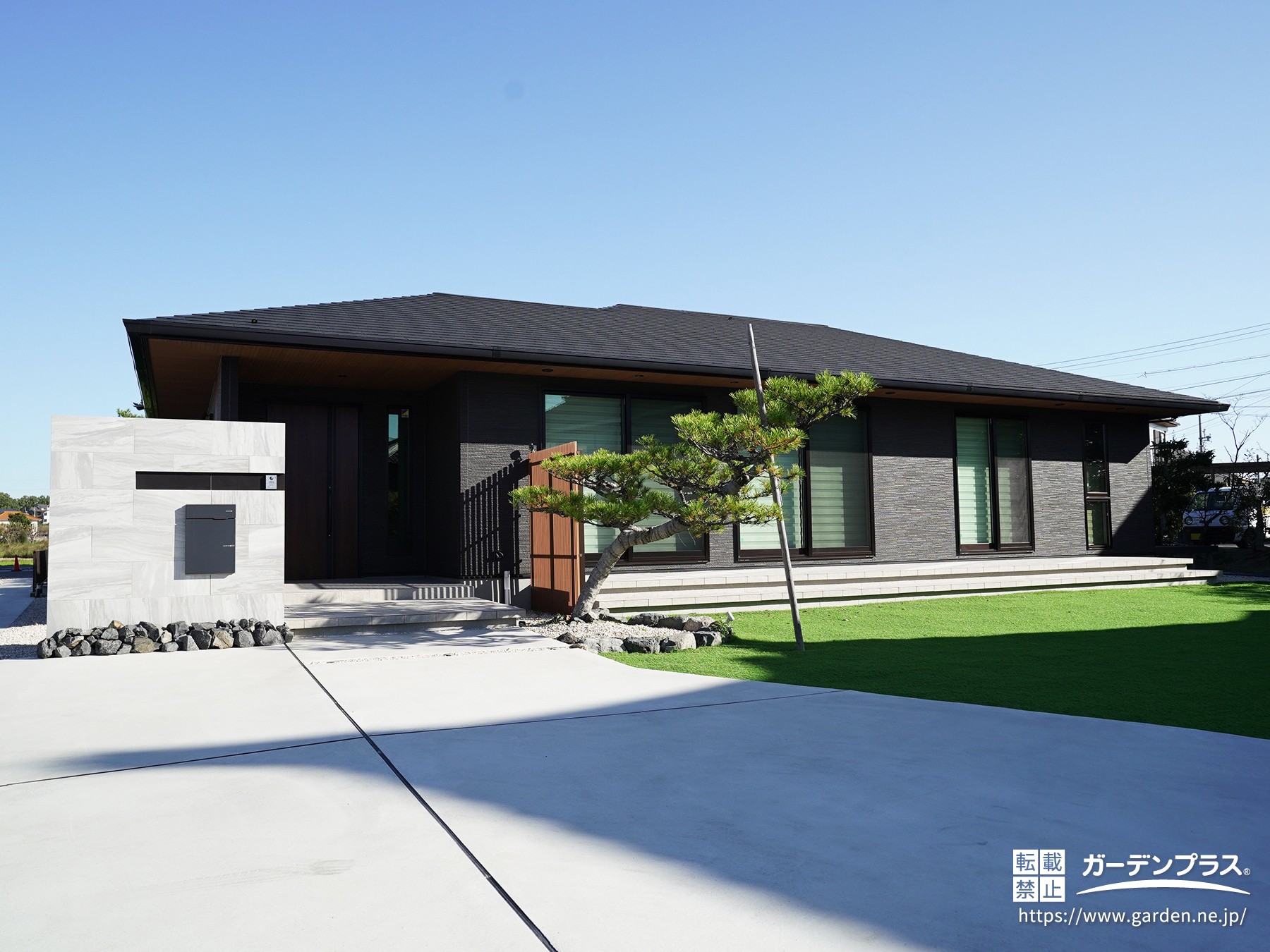 直線的で余白を活かした構成が上品な和モダンスタイルの外構デザイン