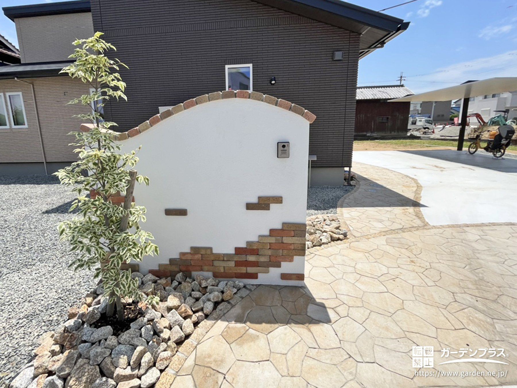 レンガや植栽で温かみのあるナチュラルスタイルの外構デザイン