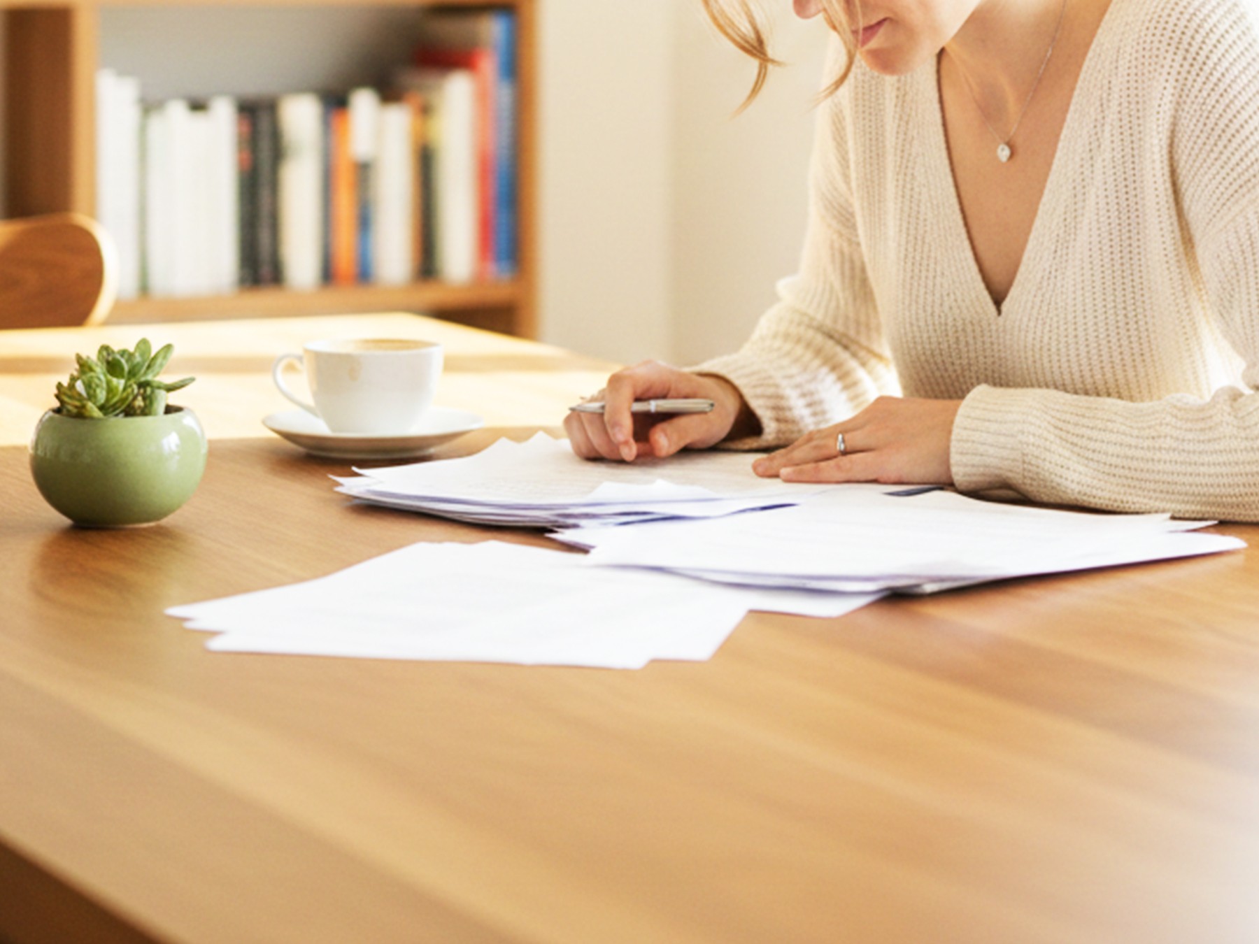 新築外構計画を検討する女性