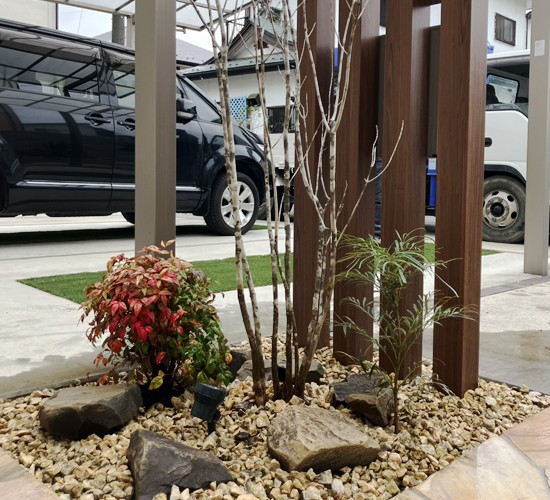 玄関周りを“石”でおしゃれにリフォーム｜緑と灯りで印象が変わる施工事例