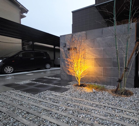 ブラックポリカーボネート屋根のカーポートが映える！モダンな新築外構のご紹介