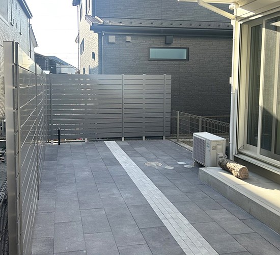 透水性舗装材で叶えるローメンテナンスの庭づくり！インターロッキングの施工例