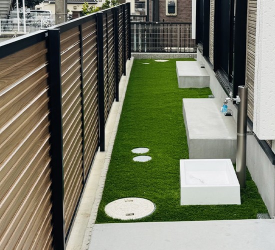 庭の目線が気になる人必見！おしゃれな目隠しフェンスを後付けした雑草対策も万全の施工事例をご紹介♪