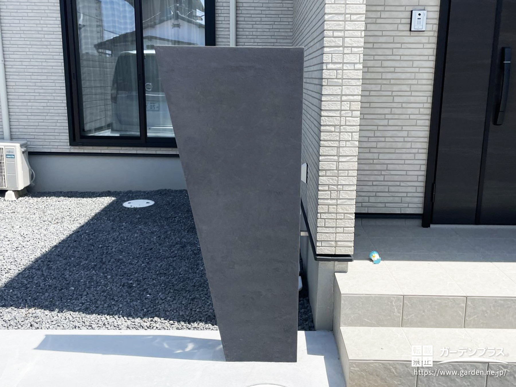 斜めラインが目を引く機能門柱