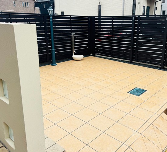 庭の雑草対策はタイル張りで解決！おしゃれなお庭のリフォーム事例をご紹介♬