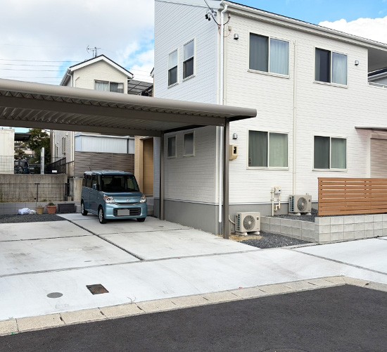 楽しみ方が広がる！お庭のデッキ空間が心地良い新築外構施工例をご紹介
