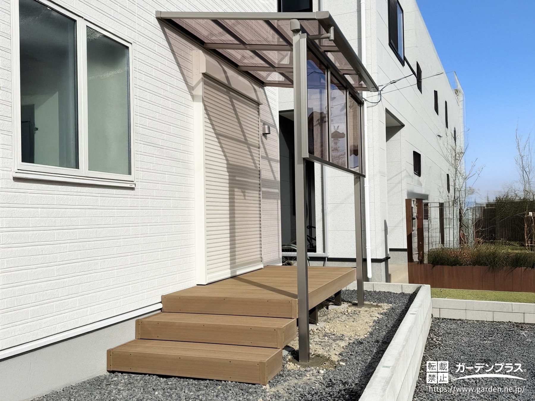 テラス屋根付きのウッドデッキ