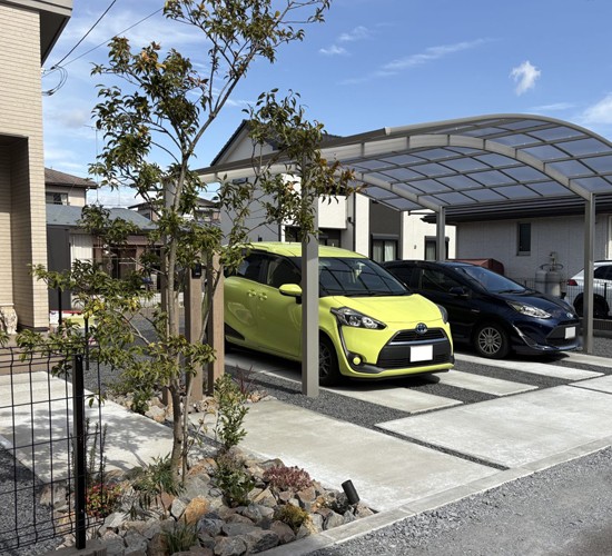 シンプルナチュラルな新築外構の施工例！お手入れ簡単な植栽と照明で飾るオープン外構！