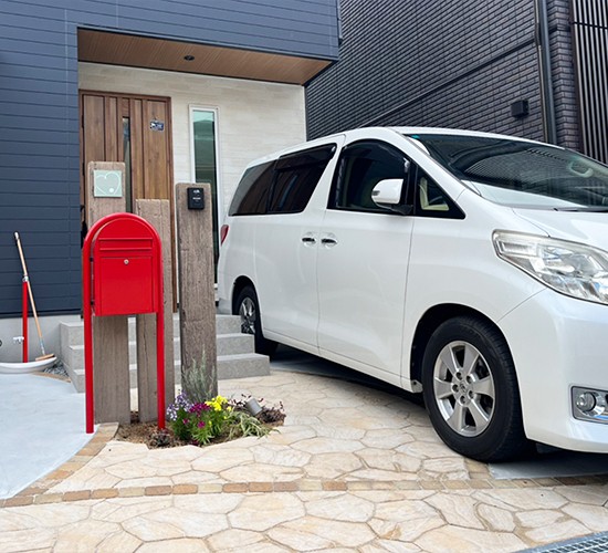 ナチュラルな枕木がポイントの落ち着きと華やかさを兼ね備えた新築外構の施工例