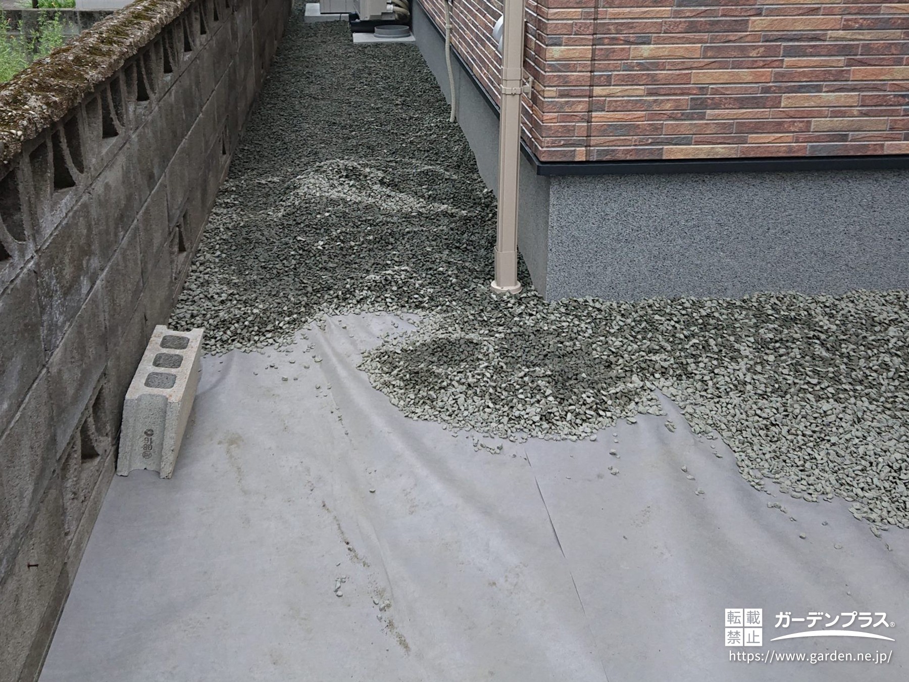 雑草を抑制する防草シートと砂利