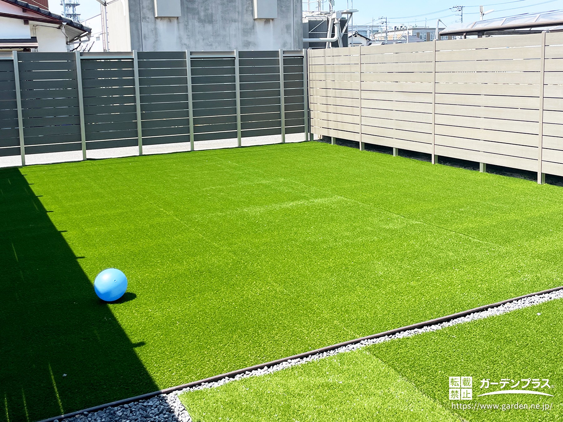 人工芝を敷いた草の生えない庭