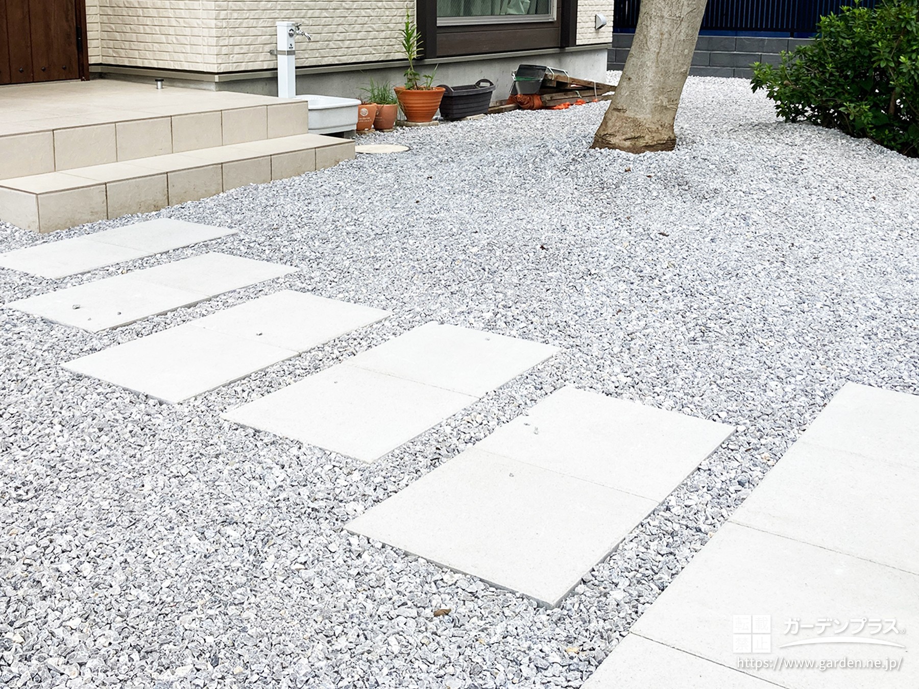 砂利を敷いた手入れのいらないお庭