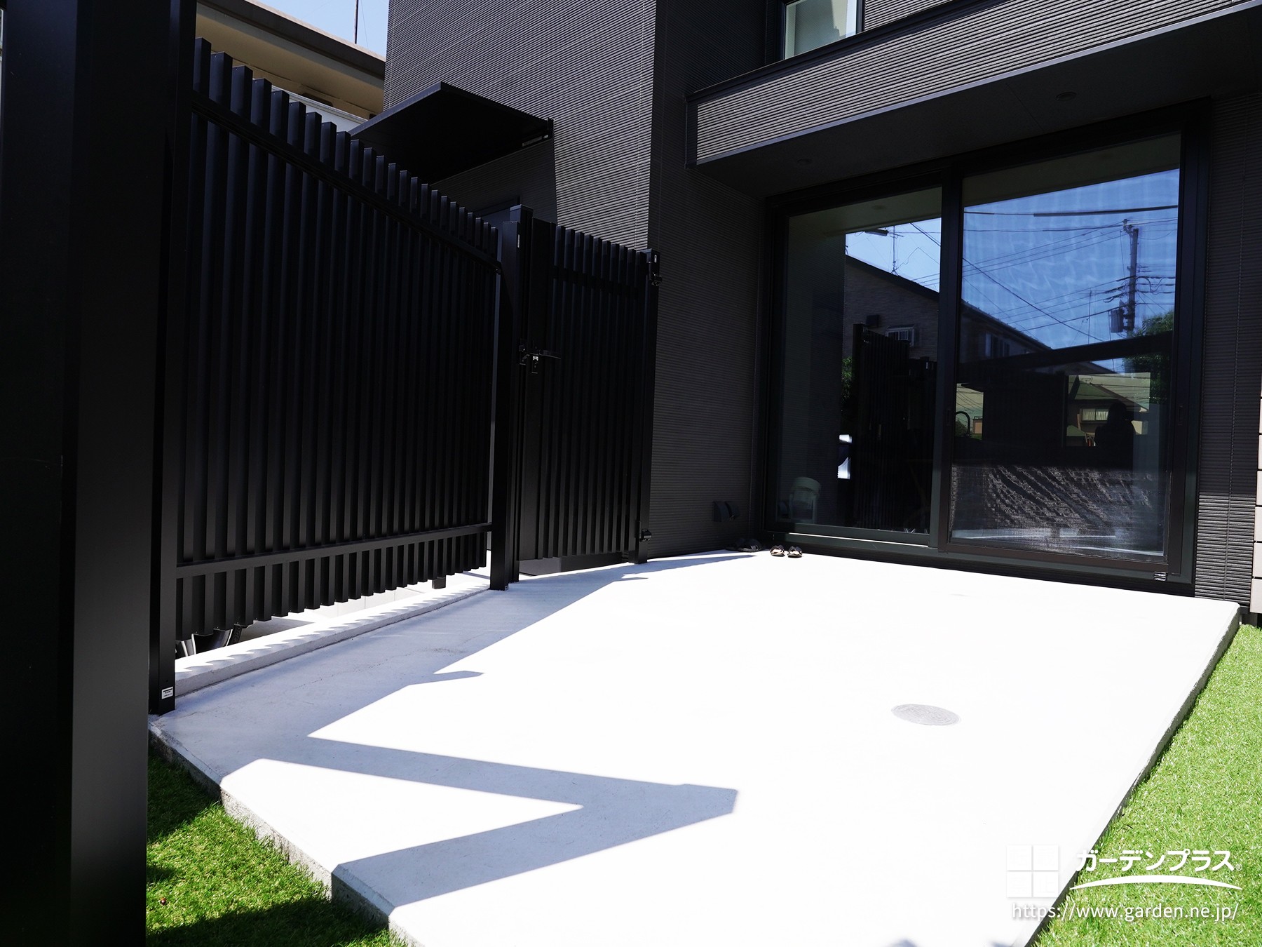 コンクリートで舗装した草の生えない庭