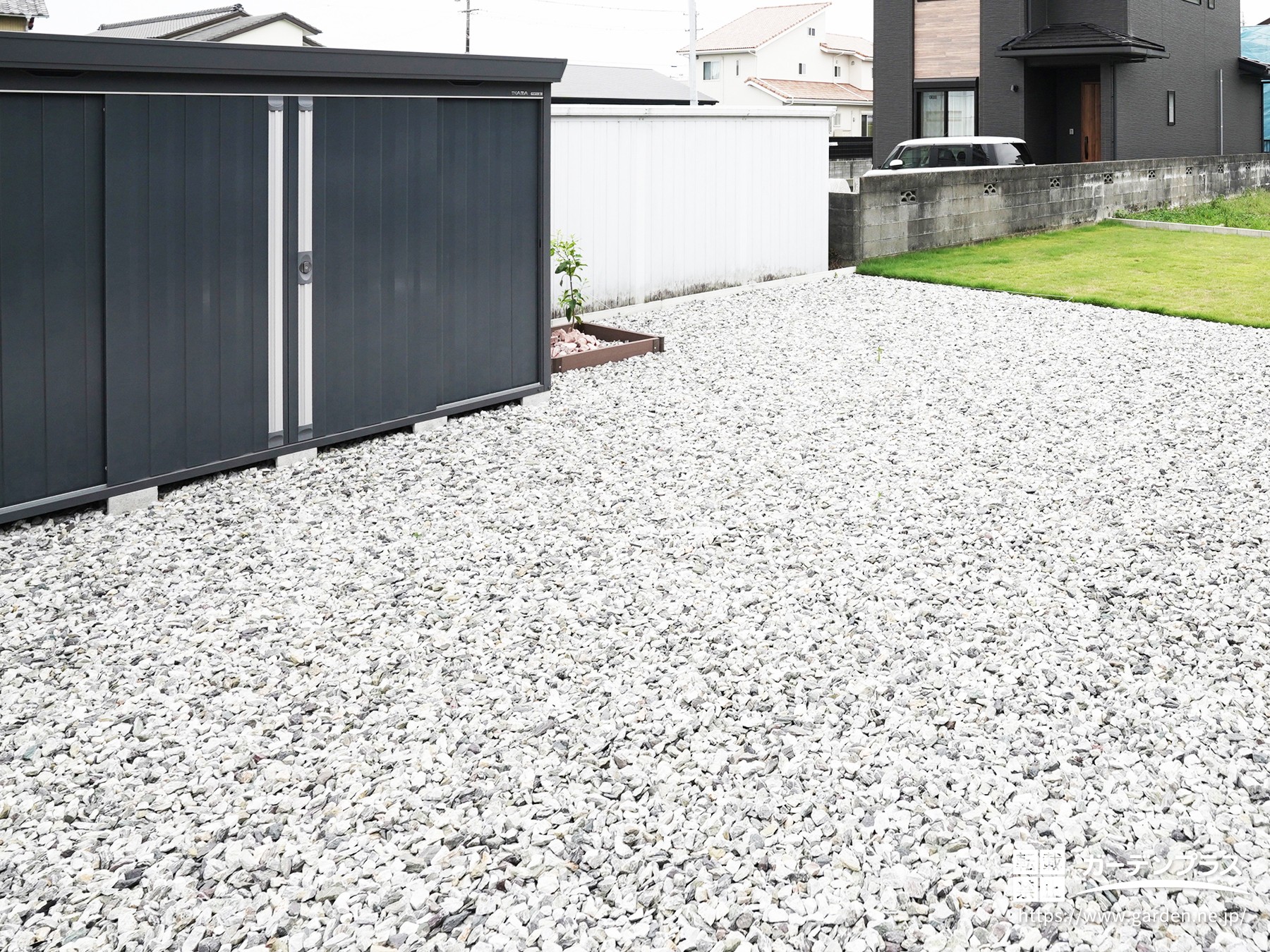 防草シートと砂利の雑草の生えない庭