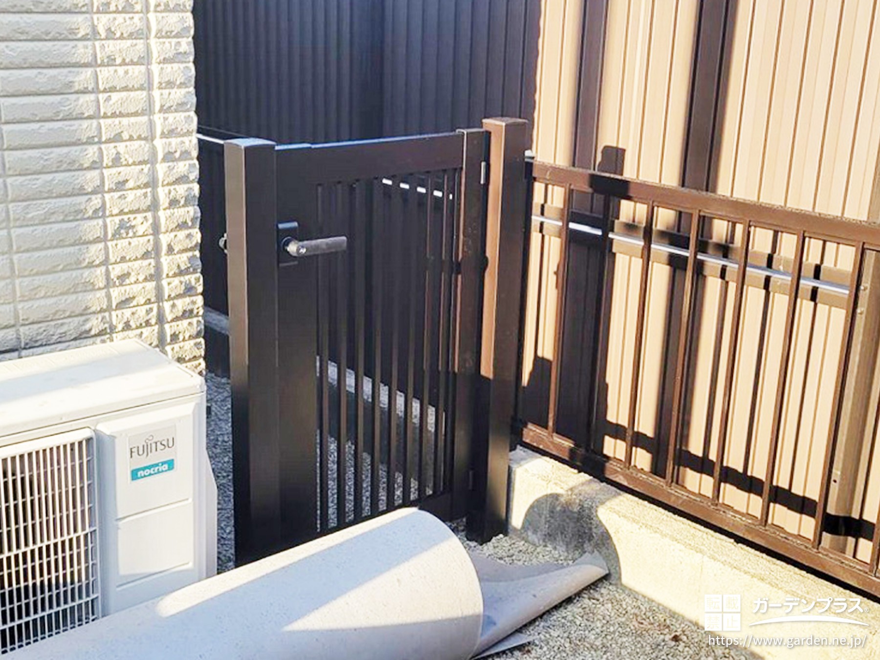 ワンちゃんの飛び出しを防止する門扉