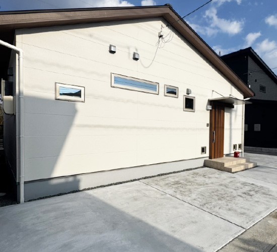 使いやすい駐車スペースとメンテナンスフリーなお庭がポイント!新築外構の施工例をご紹介