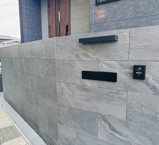 かっこいいモダン外構に似合うタイルの造作門柱が素敵な新築外構工事例♪家に帰るのが楽しみになる空間が完成しました☆