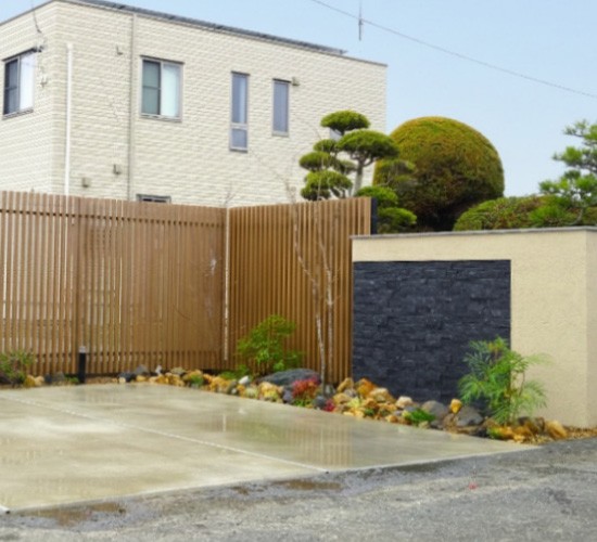 縦格子スクリーンと塗り壁門塀で魅せる！風格ある和モダンな外構をご紹介