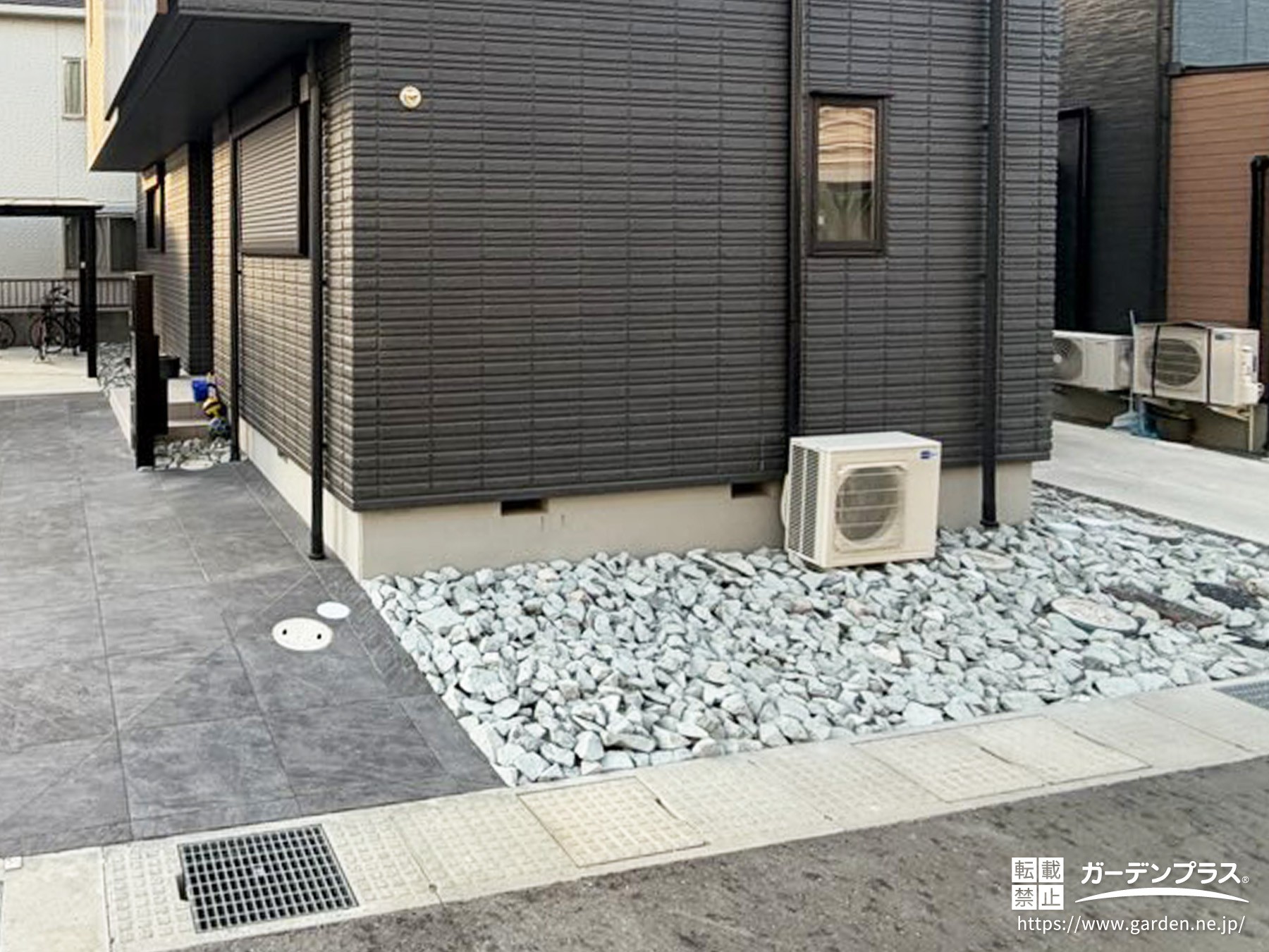 割栗石を入れた犬走り