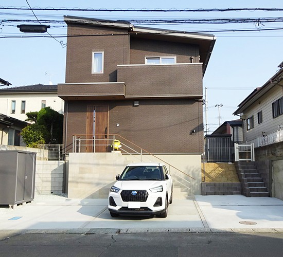 【施工例】1.8mの高低差を活かす。毎日の使いやすさと安心を両立した外構デザイン