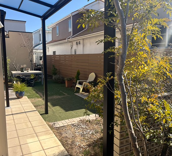 広いタイルデッキの日差し対策!YKKAPソラリアを設置した外構リフォーム工事事例