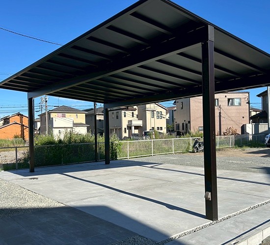 【ブラックポリカvsアルミ屋根材】どっちが正解？後悔しないカーポートの選び方