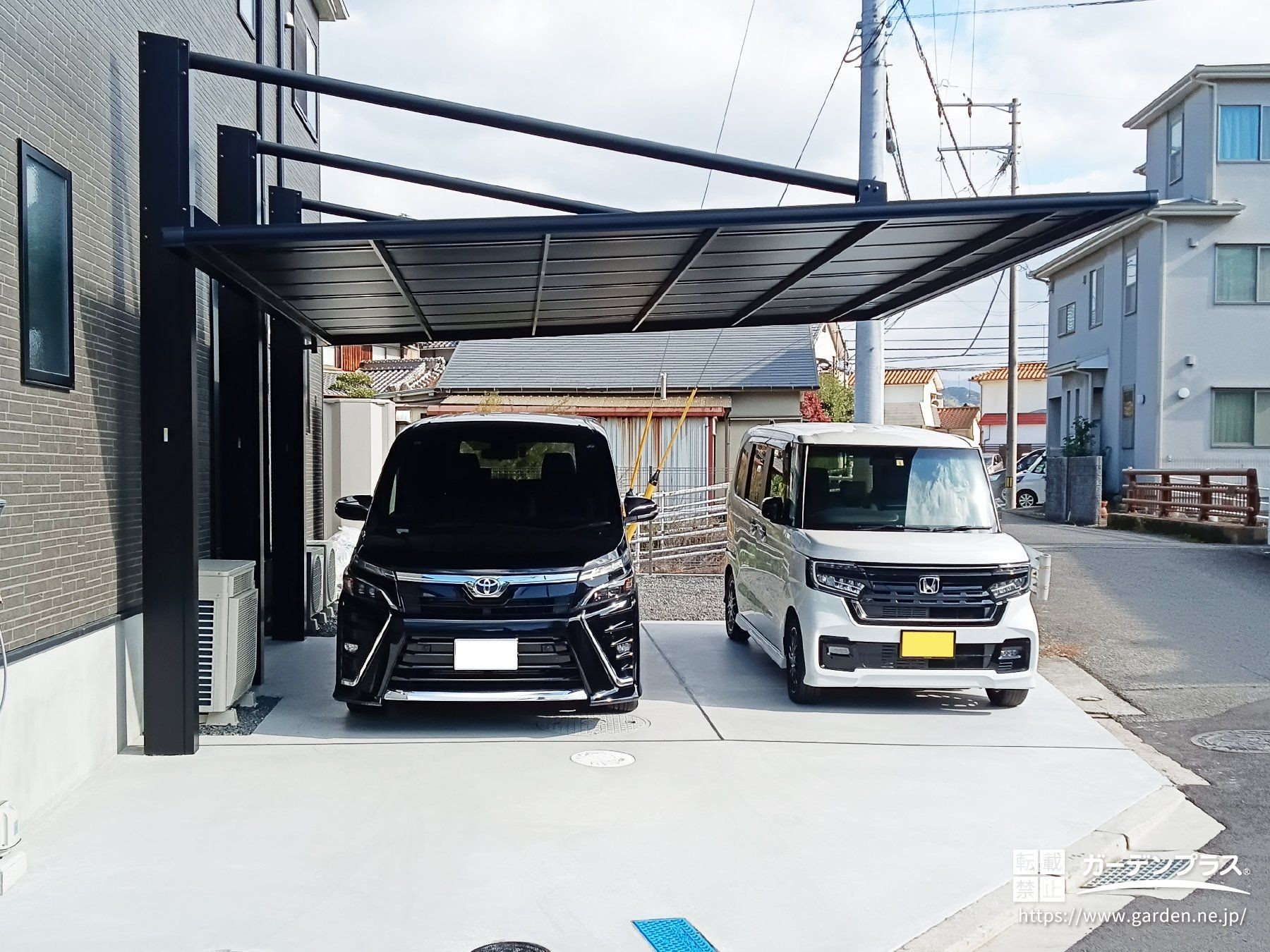 吊り下げ式のデザインがおしゃれなカーポートの施工例