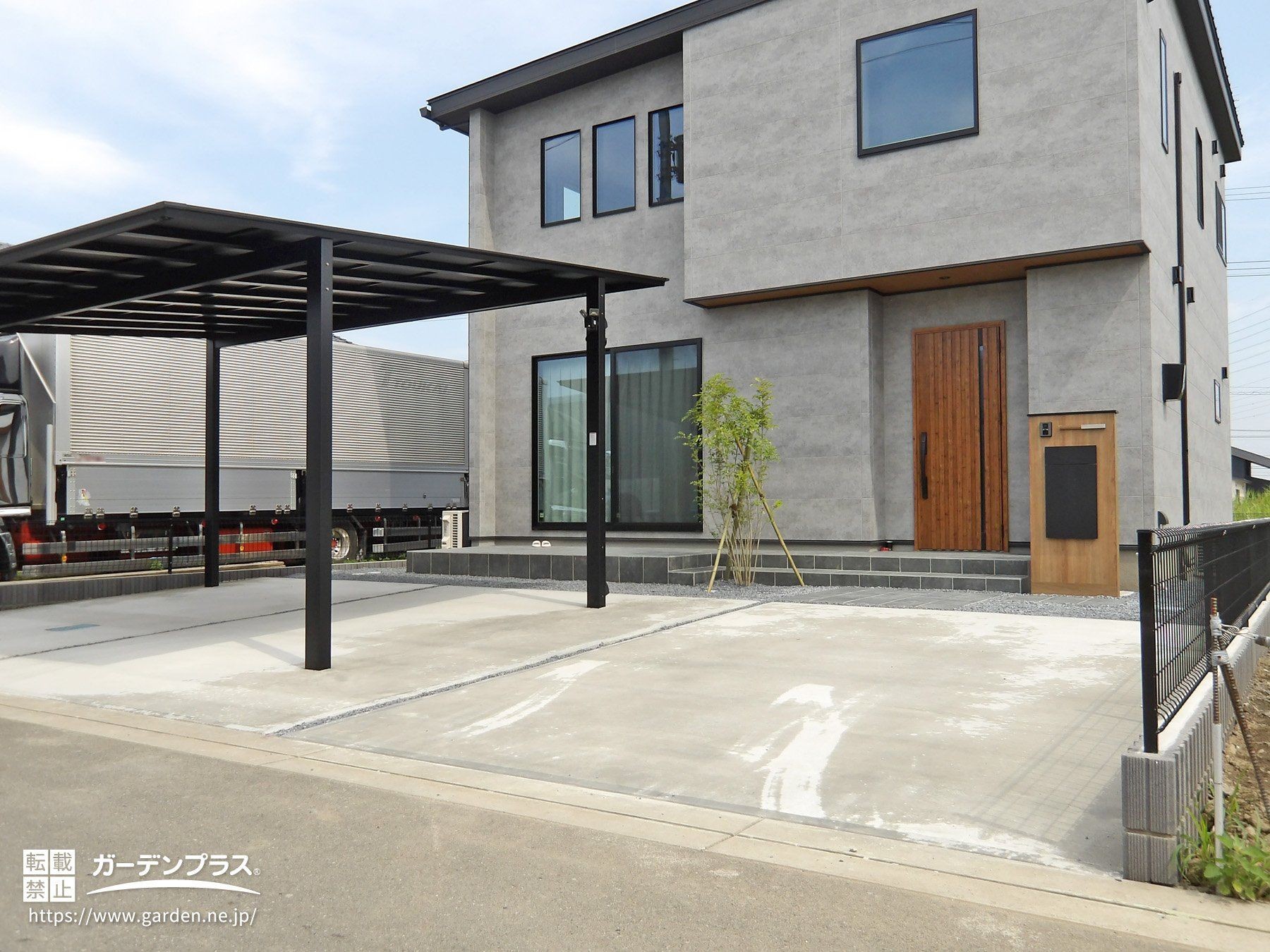 木目調×ブラックポリカがおしゃれな新築外構施工例