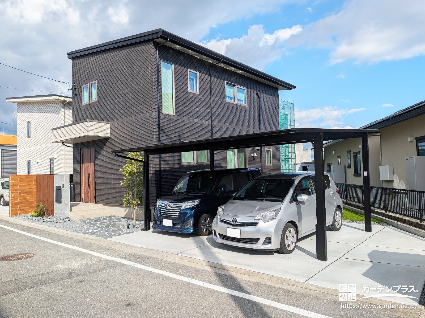 トレンドのモダン外構にマッチするブラックポリカのカーポート