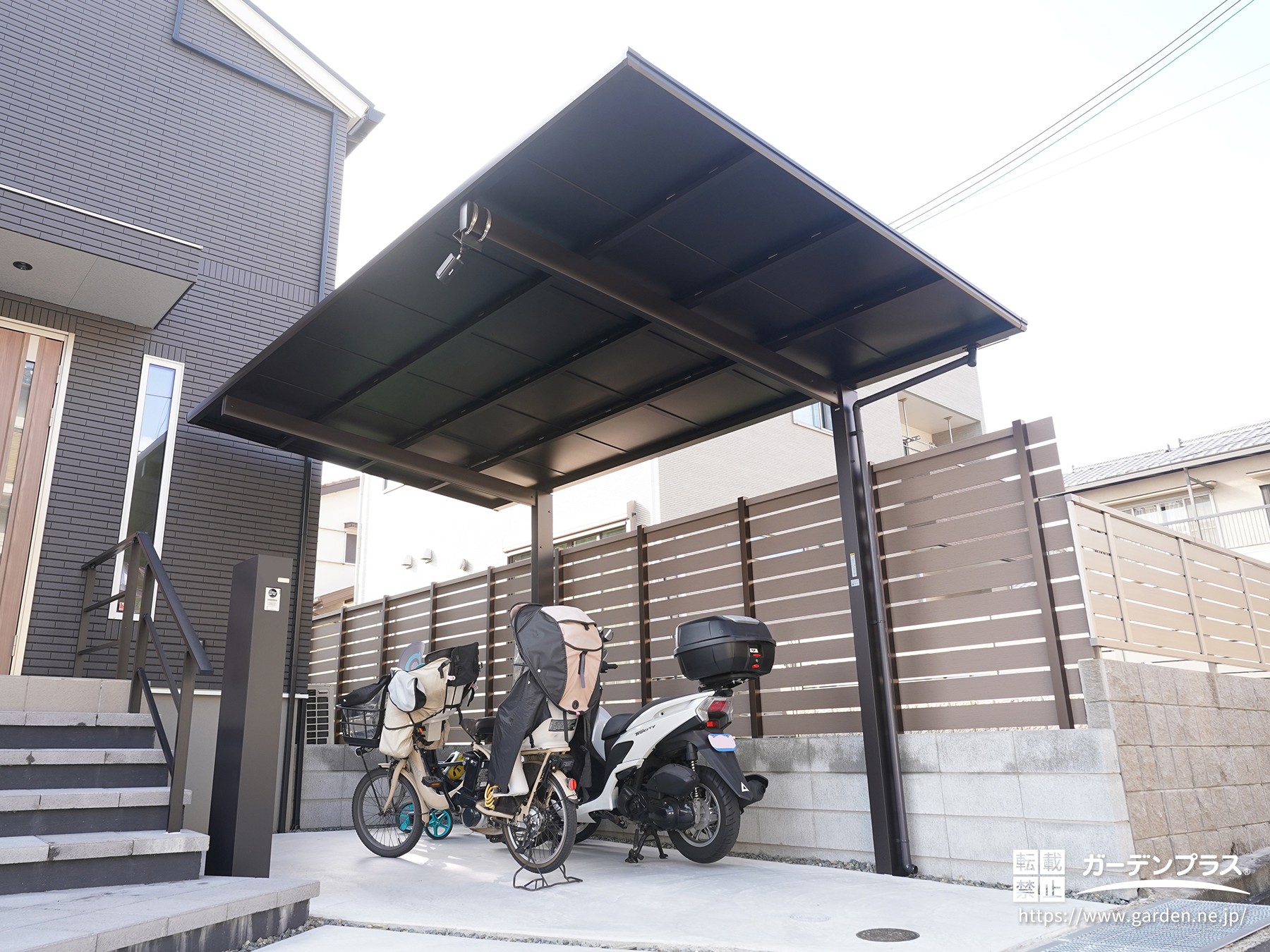 【ブラックポリカvsアルミ屋根材】どっちが正解?後悔しないカーポートの選び方