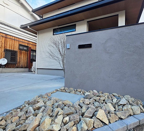 無駄を削ぎ落としたシンプルモダン外構|塗り壁×割栗石で魅せるアプローチデザイン