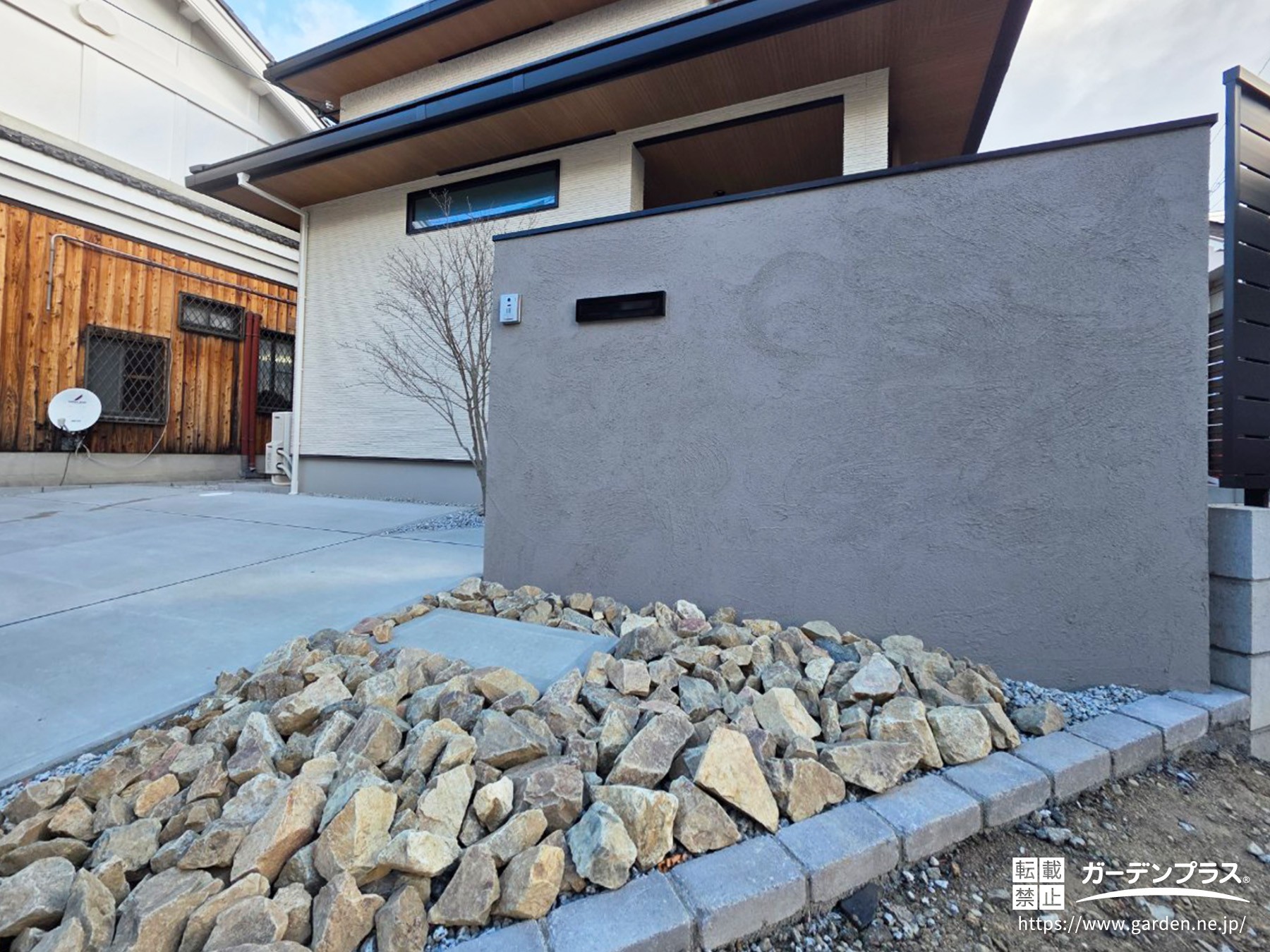 無駄を削ぎ落としたシンプルモダン外構|塗り壁×割栗石で魅せるアプローチデザイン