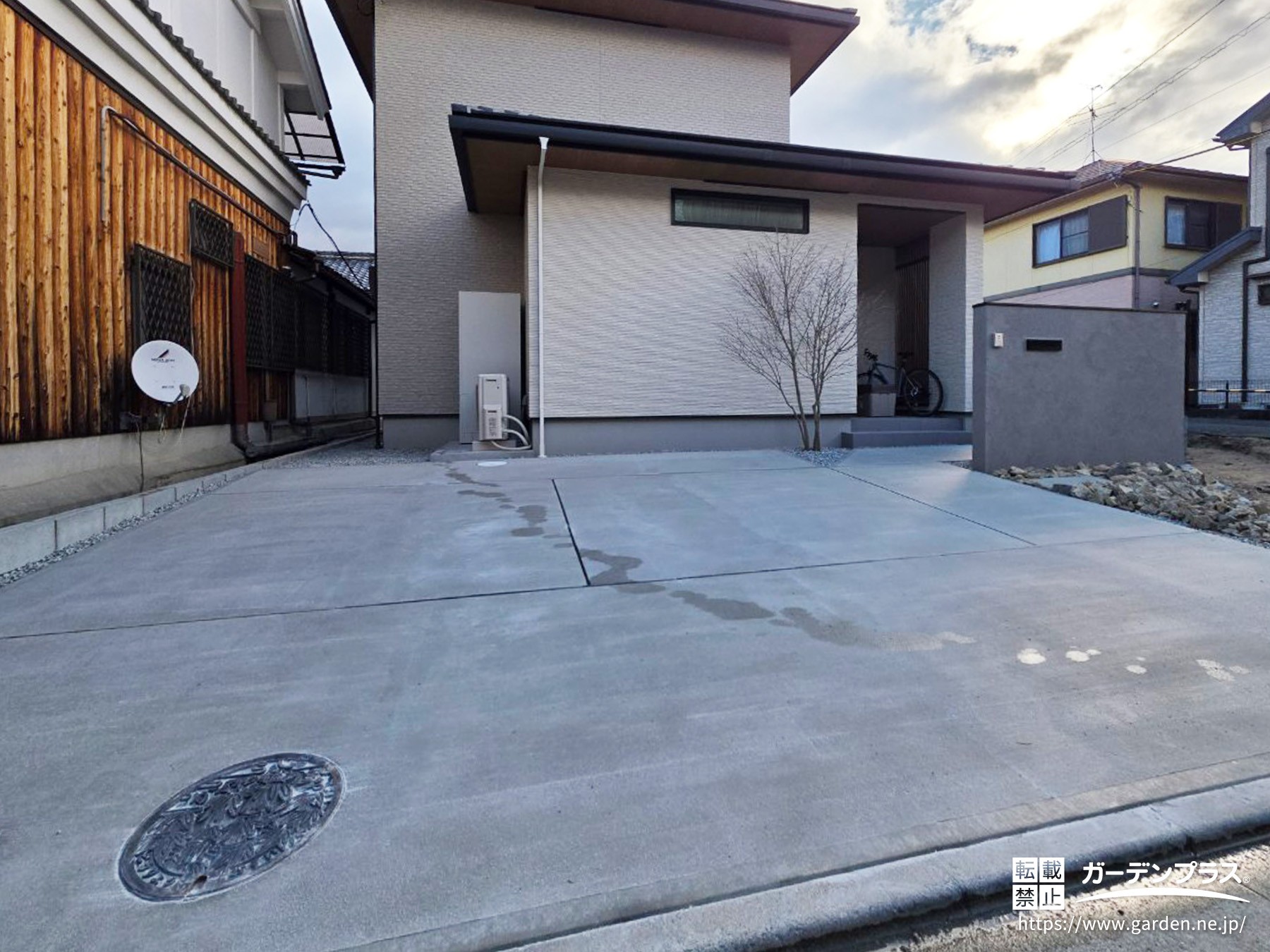 ゆとりのあるシンプルな駐車スペース