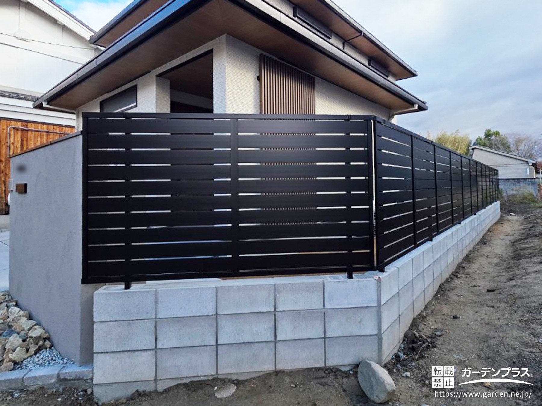 シンプルモダンなお住まいにマッチする目隠しフェンス