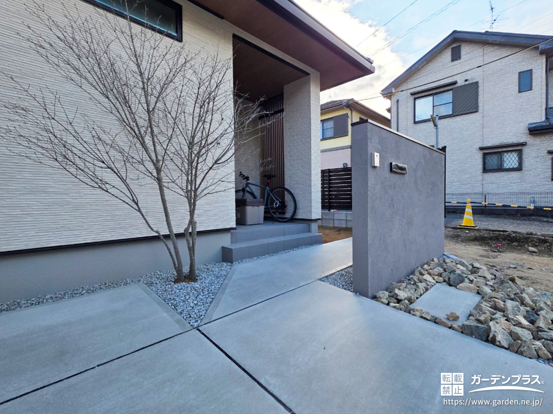 動線を意識したモダンなアプローチ