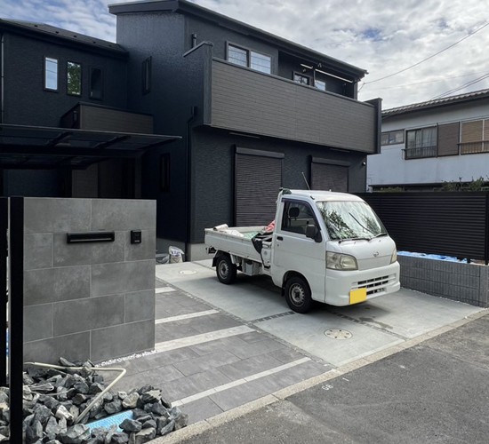 黒の外壁に合う玄関アプローチ施工例｜インターロッキングでおしゃれな新築外構へ