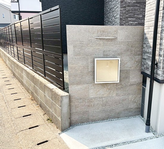 新築のシンプルモダン外構｜黒の目隠しフェンスでプライバシーを守る施工事例