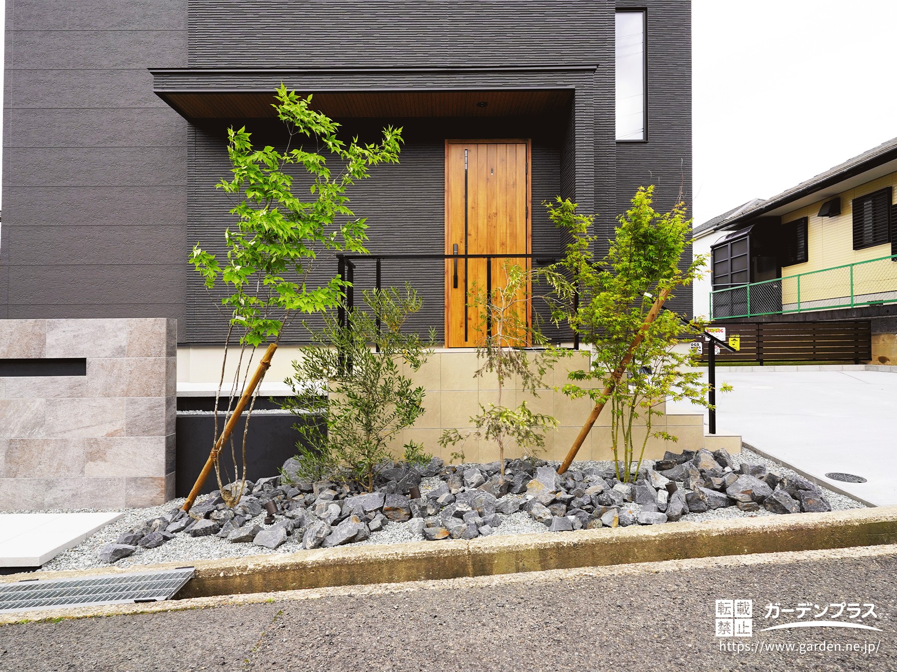 黒い家をおしゃれに引き立てる植栽の緑