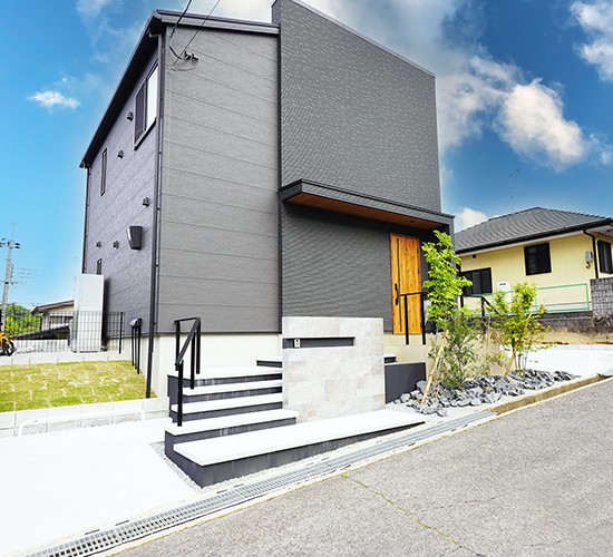 【施工事例】外構をおしゃれなモダンデザインに！モノトーン×グリーンで黒い家が映える新築外構