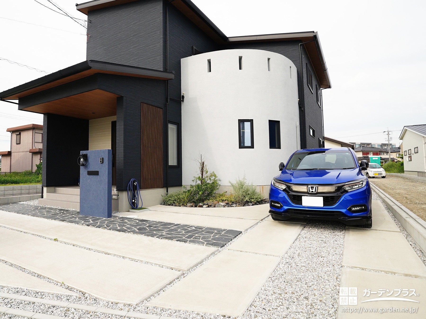 タイヤの乗る部分だけコンクリートで仕上げた駐車スペース